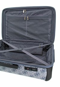 Maleta grande con un exterior gris estampado, compartimentos con cremallera, correas elásticas para asegurar objetos y un mecanismo de bloqueo integrado.