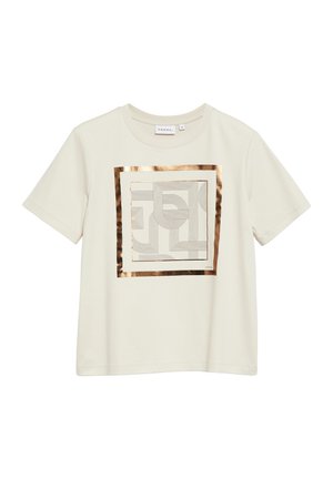 Kremowy t-shirt z krótkim rękawem, z metalicznym różowo-złotym kwadratem i abstrakcyjnym wzorem linii na przodzie, okrągłym dekoltem i metką marki wewnątrz kołnierza.