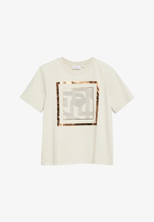 Kremowy t-shirt z krótkim rękawem, z metalicznym różowo-złotym kwadratem i abstrakcyjnym wzorem linii na przodzie, okrągłym dekoltem i metką marki wewnątrz kołnierza.