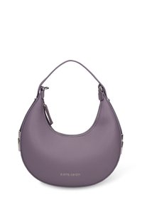 Borsa a mano in pelle viola con forma curva, chiusura con zip e manico corto. Presenta una texture a grana sottile e un dettaglio con logo in argento.