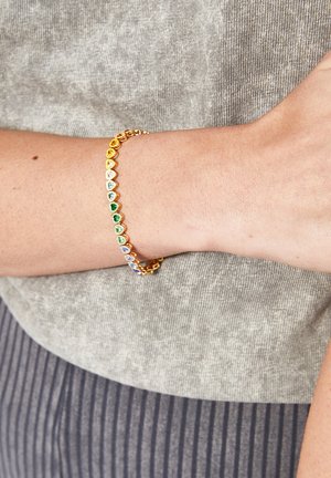 Bracciale in oro con gemme a forma di cuore di colore giallo, verde, blu e viola, con un design a catena collegata.