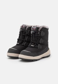 Botas de invierno impermeables negras con forro de piel sintética gris, punteras reforzadas y cordones ajustables para un ajuste seguro. Suela acolchada visible.