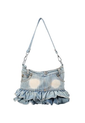 Sac à main en denim bleu clair avec sangle à fermoir métallique, poches avant, détail de bouton et ourlet froncé rappelant une jupe.