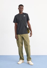 The North Face VERTICAL TEE - Print T-shirt - black