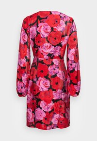 Bloemige jurk met een mix van rode en roze rozen op een zwarte achtergrond, met lange poffende mouwen en een ingevoerde taille. Zacht, textuur stof.