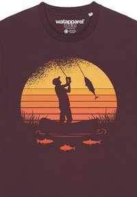 Bordeauxkleurig t-shirt met korte mouwen, met een zonsondergangscène waarin een visserssilhouet is afgebeeld, een oranje en gele gradient, en visillustraties.