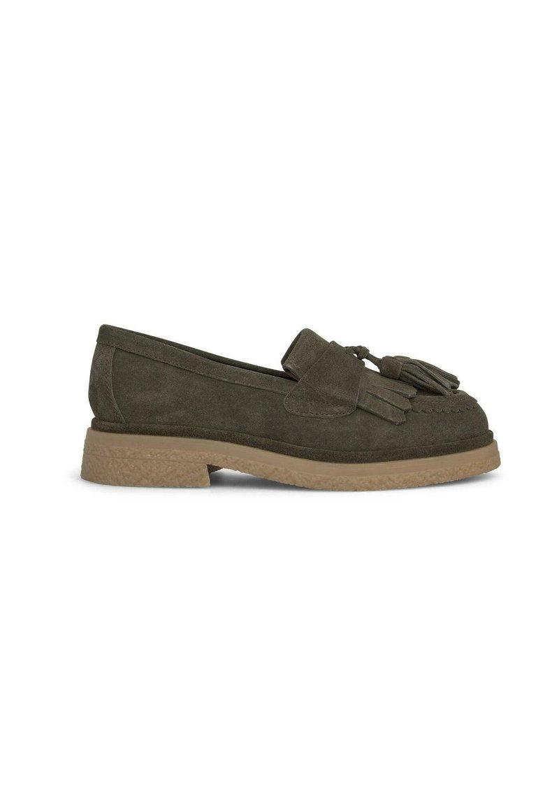 Mocassino in suede verde oliva con dettaglio a frange, punta arrotondata e suola in gomma testurizzata a contrasto. Finitura liscia con cuciture decorative.