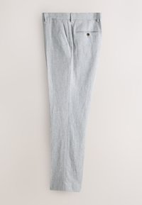 Pantalon gris clair sur mesure avec passants de ceinture, poches latérales et une poche arrière boutonnée, présenté à plat sur un fond neutre.