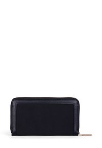 Musta lompakko, joka on valmistettu teksturoidusta kankaasta ja sileästä nahasta, varustettu vetoketjulla ja suorakaiteen muotoisella designilla, jossa on kullanvärinen yksityiskohta.