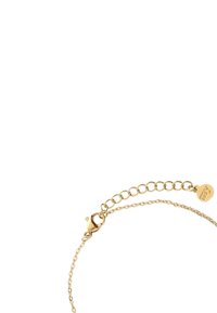 Pulsera de oro con un diseño de cadena delicada. Cuenta con un cierre de langosta y una extensión ajustable con un charm circular grabado con "mi".