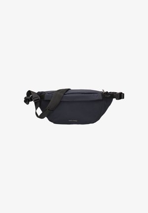 Marsupio in tessuto blu navy con chiusura a zip. Presenta una tracolla nera regolabile e un logo in rilievo sul davanti. Materiale liscio e resistente.