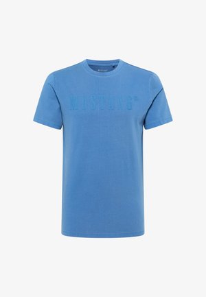 Niebieska bawełniana koszulka z krótkim rękawem i okrągłym dekoltem. Posiada wypukłe napisy "MUSTANG" z przodu. Gładka tekstura, casualowy design.