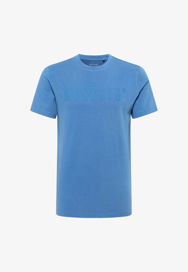 Niebieska bawełniana koszulka z krótkim rękawem i okrągłym dekoltem. Posiada wypukłe napisy "MUSTANG" z przodu. Gładka tekstura, casualowy design.
