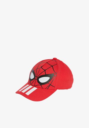 Rode baseballcap met een Spiderman-design, zwart webpatroon en witte ogen. Heeft een gebogen visor en drie witte strepen aan de voorkant.