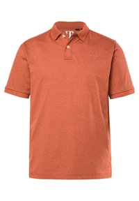 Kortærmet polo T-shirt i dæmpet rustfarve. Lavet af blødt, tekstureret stof med en tre-knaps placket og en subtil logo på brystet.