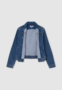 Jeansová bunda ve středně modré barvě, s klasickým límcem, stříbrnými knoflíky a kontrastní světle modrou podšívkou.