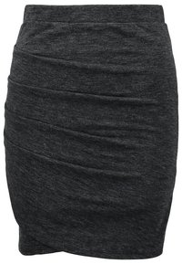 Svart, figurnära pennkjol i texturerad tyg med rynkdetaljer, designad för en strömlinjeformad silhuett och knälång finish.