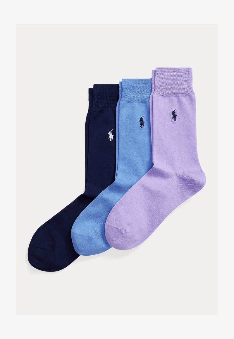Τρία ζευγάρια καλτσών μέχρι τη μέση της γάμπας σε ναυτικό μπλε, ανοιχτό μπλε και λεβάντα, το καθένα με ένα μικρό κεντημένο λογότυπο παίκτη πόλο στον αστράγαλο.