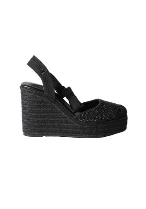 Sandalia cuña negra de esparto con plataforma trenzada, correa en el tobillo con lazo y zona delantera texturizada.