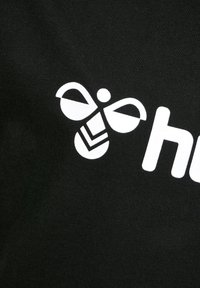 Material negru cu un logo alb reprezentând o albină și cuvântul "hub". Logo-ul prezintă aripi stilizate și un model geometric pe corp.