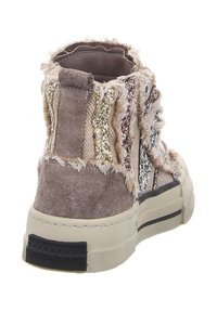 High-Top-Sneaker aus beigem Wildleder, mit einem strukturierten, ausgefransten Stoff, der mit mehrfarbigen Glitzerakzenten versehen ist, und einer klobigen Gummisohle.