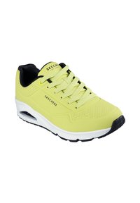 Gelbe und schwarze Skechers Sportschuhe mit Schnürdesign, durchlöchertem Obermaterial, weißer Zwischensohle und sichtbarer Luftpolsterung in der Ferse.