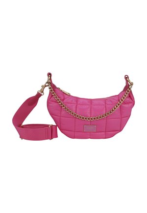 Borsa a tracolla trapuntata rosa con catena, una tracolla in tessuto rimovibile e una placca con logo dorato. Presenta una texture liscia e un design arrotondato.