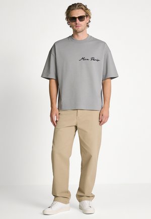 Mira Paris, ESSENTIAL OVERSIZED BOXY TEE 26 UNISEX - T-shirt basique - misty grey