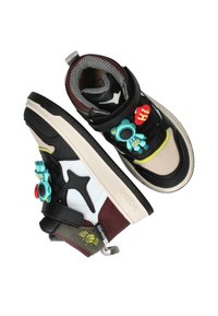 Kinder hoge sneakers in zwart, wit, beige en bordeaux met een teal robot en rode "Hi" versieringen, klittenbandsluitingen en een gemusterde binnenvoering.