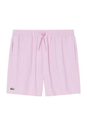 Shorts pour hommes de couleur rose clair avec ceinture élastique et cordon de serrage, poches latérales, et petit logo crocodile vert sur la jambe gauche.