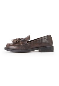 Mocassino in pelle marrone scuro con nappine, suola in gomma, tacco basso a blocco e logo impresso sul lato, mostrato di profilo su uno sfondo bianco.