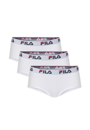 Tre hvide FILA briefs med grå elastiske linninger med FILA-logo i sort og rød, stablet diagonalt på en hvid baggrund.