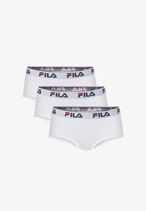 Tre hvide FILA briefs med grå elastiske linninger med FILA-logo i sort og rød, stablet diagonalt på en hvid baggrund.
