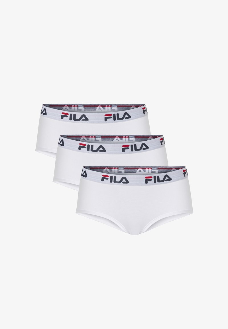Trois slips blancs FILA avec des ceintures élastiques grises arborant le logo FILA en noir et rouge, empilés en diagonale sur un fond blanc.