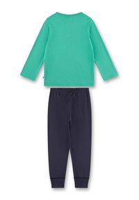 Grünes Langarm-T-Shirt mit rundem Ausschnitt, kombiniert mit navyblauen Sweatpants mit elastischem Bund und Bündchen an den Knöcheln.