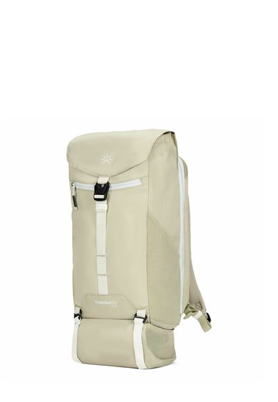 Zaino khaki con dettagli bianchi, dotato di design a rullo, tasca frontale con zip, spallacci regolabili e materiale resistente.