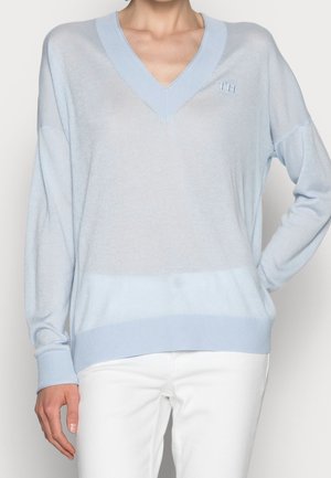 Maglione azzurro chiaro a scollo a V con polsini e orlo a coste, caratterizzato da una texture morbida e un logo ricamato tono su tono in alto a sinistra.