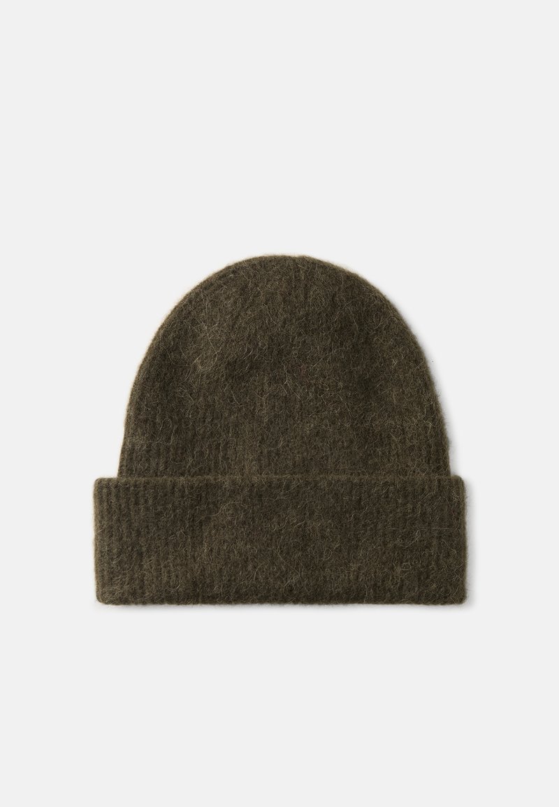 Bonnet en laine vert foncé avec une finition texturée. Il présente un revers plié et un sommet arrondi, adapté à un port décontracté par temps frais.