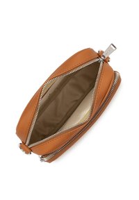 Pochette in pelle marrone con zip, dotata di una superficie liscia, hardware in argento e foderata in tessuto beige. Il design è a forma ovale e compatto.
