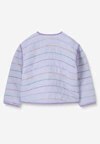 Gequilt bovenstuk in lavendel met meerkleurige golvende stiksels en een paarse rand langs de halslijn en mouwen. Losse, relaxed fit.