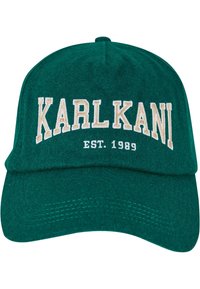 Zöld filcból készült baseballsapka struktúrált koronával, a "KARL KANI" bézs színű hímzésével és alatta fehérrel az "EST. 1989" felirattal.