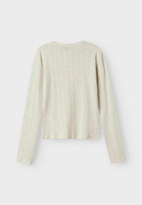 Ljus beige långärmad topp med vertikal ribbad textur och subtila rosa accentlinjer, rundad halsringning och avslappnad passform.