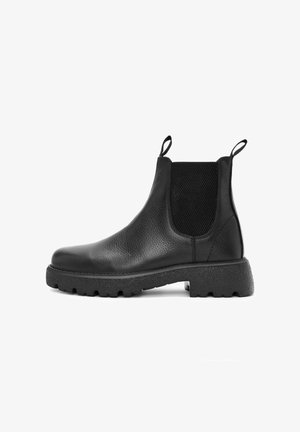 Bottines Chelsea en cuir noir avec une finition texturée, des panneaux latéraux élastiques, des tirettes arrière et des semelles en caoutchouc épaisses pour une meilleure adhérence.