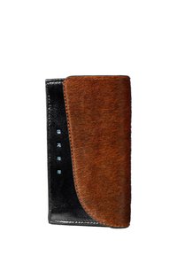 Cartera de cuero con un lado negro brillante y una solapa marrón texturizada similar a piel. Incluye detalles en relieve y una forma rectangular elegante.