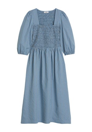 Robe midi bleue à rayures verticales, encolure carrée smockée et manches ballon trois-quarts avec poignets élastiques.