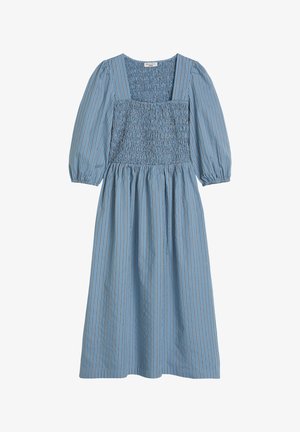 Robe midi bleue à rayures verticales, encolure carrée smockée et manches ballon trois-quarts avec poignets élastiques.