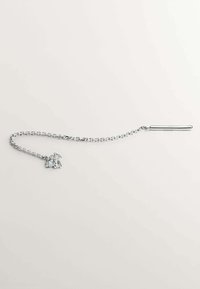 Accesorio de cadena de plata que presenta un pequeño charm decorativo y un elegante colgante cilíndrico. Los eslabones tienen un acabado suave, reflejando la luz.