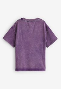Lila bomull T-shirt med korta ärmar, rund halsringning och en bleknad, texturerad yta. Har en avslappnad passform och enkel design.