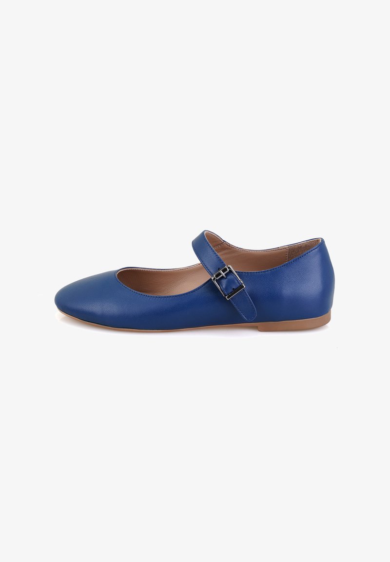 Blaue Lederballettschuhe mit rundem Zehenbereich, Mary-Jane-Riemen und kleinen Schnallendetails. Glatte Textur und flache Sohle.