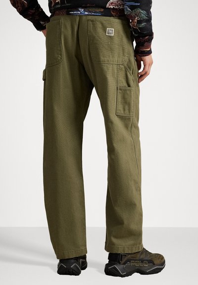 Pantaloni cargo verde oliva con vestibilità rilassata, dotati di molteplici tasche, cuciture rinforzate e un piccolo logo del marchio sopra la tasca posteriore destra.